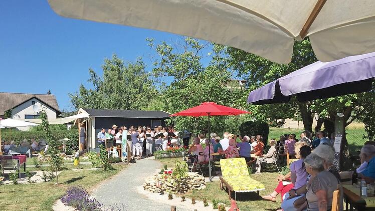 Strahlende Sonne - beste Stimmung: Das erste Benefizkonzert im Fränkischen Sinnesgarten der Diakoniestation Forchheim in Schlaifhausen war ein voller Erfolg. Foto: PR
