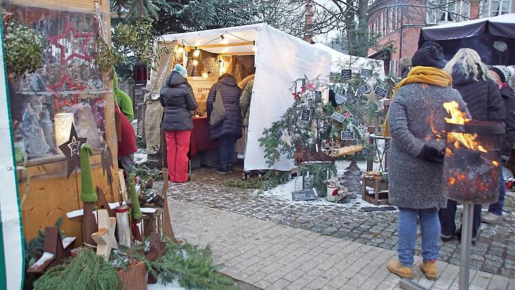 Der Winter hielt Einzug beim Markt in Oberschleichach.  Fotos: sw