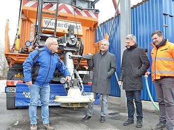 Ein Winterdienstfahrzeug aus Sonneberg steht unter dem Salzsilo in Neustadt - Teil der Kooperation zwischen den Bauhöfen beider Städte (von links): Neustadts Bauhofleiter Gerhard Reh, Oberbürgermeister Frank Rebhan, Bürgermeister Heiko Voigt und Sonnebergs Bauhofleiter Martin Gläser. Foto: Rainer Lutz