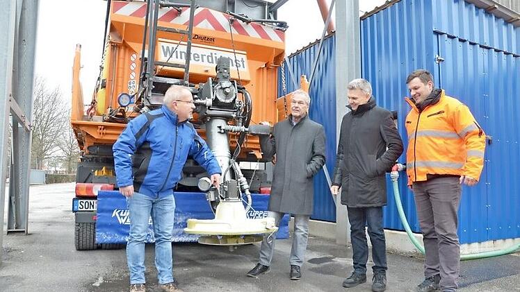 Ein Winterdienstfahrzeug aus Sonneberg steht unter dem Salzsilo in Neustadt - Teil der Kooperation zwischen den Bauhöfen beider Städte (von links): Neustadts Bauhofleiter Gerhard Reh, Oberbürgermeister Frank Rebhan, Bürgermeister Heiko Voigt und Sonnebergs Bauhofleiter Martin Gläser. Foto: Rainer Lutz