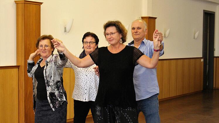 Kursleiter Josef Gerner mit drei TeilnehmerinnenEvi Seeger