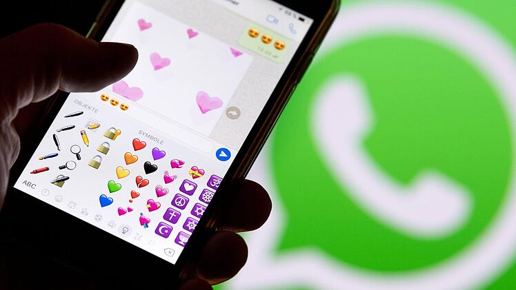 WhatsApp bekommt Werbung: Das wurde jetzt auf der Marketing Konferenz angekündigt. Für den Messenger bedeutet das den Beginn einer neuen Ära. Foto: Fabian Sommer/dpa
