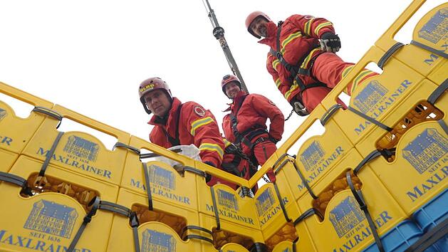 In Bad Kissingen entsteht gerade ein Bierkasten-Christbaum, der Weltrekordh&ouml;he erreichen soll. Foto: Siegfried Farkas