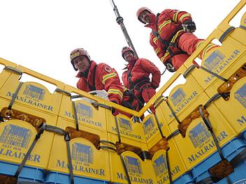 In Bad Kissingen entsteht gerade ein Bierkasten-Christbaum, der Weltrekordh&ouml;he erreichen soll. Foto: Siegfried Farkas