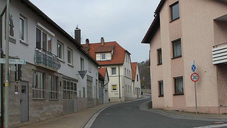 Blick in die Engstelle der "Kirchstraße" in Gleisenau, in der nicht einmal ein Gehweg durchgezogen werden konnte.