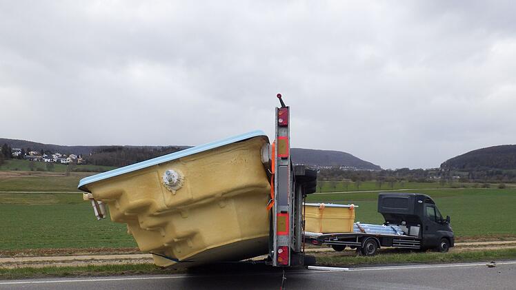 Der Anhänger fiel durch einen Windstoß auf die Gegenfahrbahn.