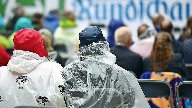 Regenkleidung gehört in diesem Sommer dazu - auch beim Open Air am Dienstagabend auf der Kulmbacher Plassenburg.