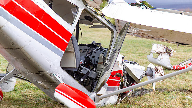 Kleinflugzeug st&uuml;rzt bei Flugstunde ab: Fluglehrer verstorben