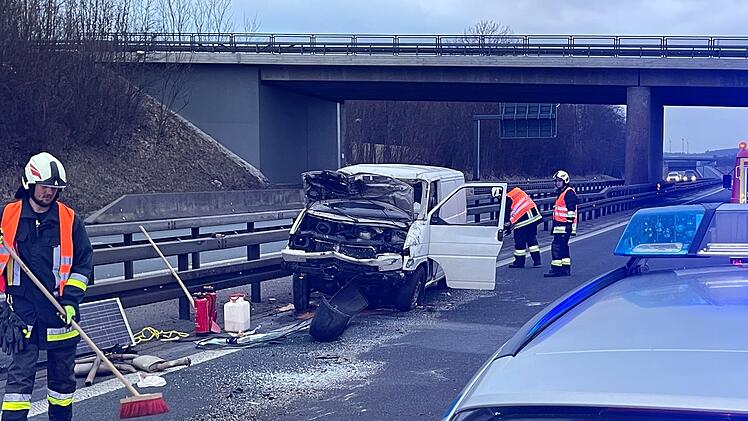 VW Bus überschlägt sich mehrfach auf der A9: Ersthelfer kümmern sich um Verletzte und Hund