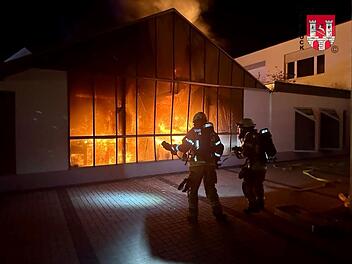 Feuer in Hersbrucker Autohaus: Autos in Brand - mehrere Hunderttausend Euro Schaden