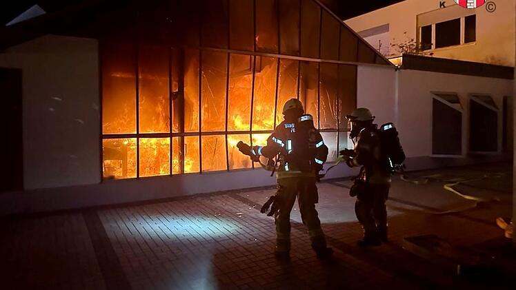 Feuer in Hersbrucker Autohaus: Autos in Brand - mehrere Hunderttausend Euro Schaden