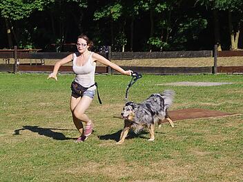 Sarah Pietsch nahm mit ihrem Australian Shepherd "Fly" am Gaudi-Wettkampf teil.  Foto: Heike Schülein
