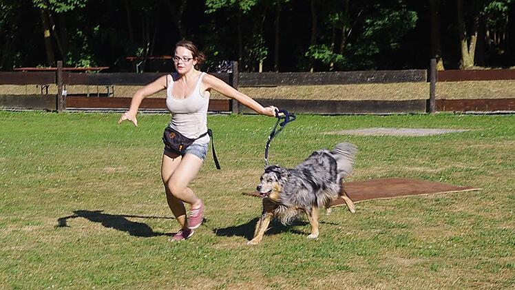 Sarah Pietsch nahm mit ihrem Australian Shepherd "Fly" am Gaudi-Wettkampf teil.  Foto: Heike Schülein