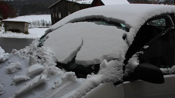 Kleine Schneebretter rutschten bei Temperaturen um den Gefrierpunkt von den Autoscheiben.  Foto: Eckehard Kiesewetter