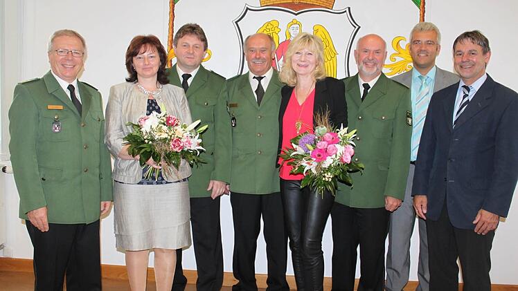Sie wissen, die Polizeiinspektion Ludwigsstadt ist in guten Händen. Im Bild von links: Polizeipräsident Reinhard Kunkel, Liane Löffler, Markus Löffler, Klaus und Inge Neubauer, Gerald Storath vom Personalrat, Bürgermeister Timo Ehrhardt und stellvertretender Landrat Gerhard Wunder Foto: Veronika Schadeck