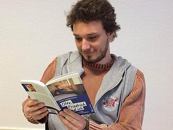 Tarek J. Schakib-Ekbatan kann immer noch über seine eigenen Glossen schmunzeln - und nicht nur er. Im Taschenbuch "Otto, Friedrich und ich" sind alle im Fränkischen Tag erschienenen Geschichten versammelt. Foto: Gertrud Glössner-Möschk