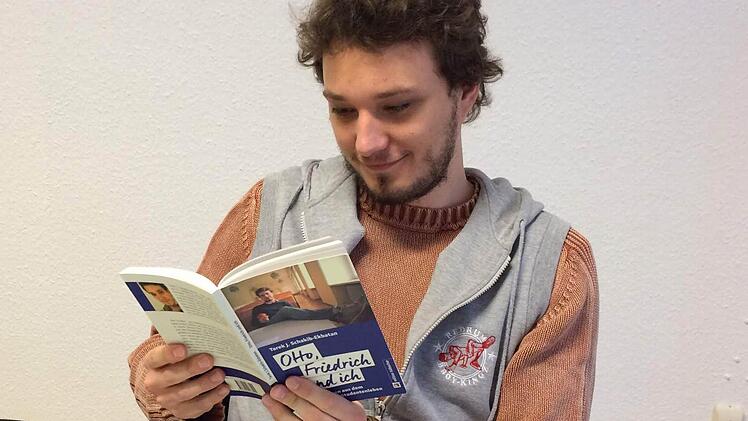Tarek J. Schakib-Ekbatan kann immer noch über seine eigenen Glossen schmunzeln - und nicht nur er. Im Taschenbuch "Otto, Friedrich und ich" sind alle im Fränkischen Tag erschienenen Geschichten versammelt. Foto: Gertrud Glössner-Möschk
