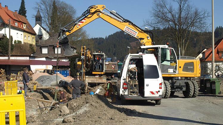 Trotz Ampelregelung kann es schon einmal passieren, dass der Verkehr wegen den Bauarbeiten vollständig zum Erliegen kommt. Foto: Heike Schülein
