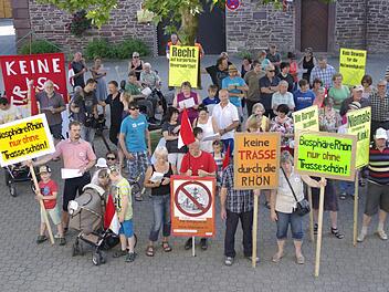 Protest-Plakate und Frankenfahnen säumten den Schlosshof in Elfershausen, wo sich Demonstranten aus der Region einfanden.  Foto: Winfried Ehling