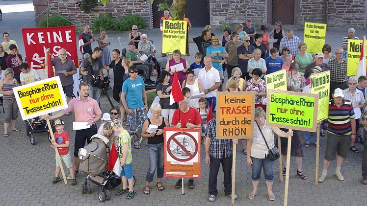 Protest-Plakate und Frankenfahnen säumten den Schlosshof in Elfershausen, wo sich Demonstranten aus der Region einfanden.  Foto: Winfried Ehling