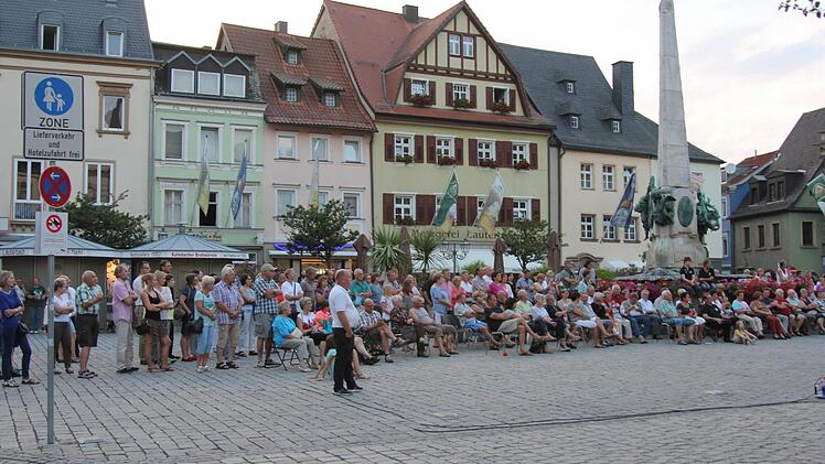 Gespannt und konzentriert: Zuhörer beim Konzert des SinfonischenBlasorchesters Kasendorf auf dem Marktplatz. Foto: Klaus Klaschka