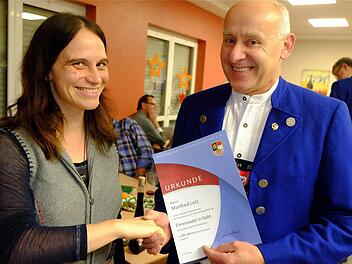 Die goldene Ehrennadel überreichte Birgit Döhler an Manfred Lutz für 50-jähriges Musizieren. Das war nicht die einzige Urkunde: Vorsitzender Jürgen Schühler ernannte ihn im Namen des Vereins zum Ehrenmitglied. Fotos: Gerd Schaar