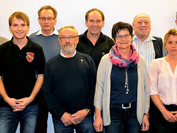 Zahlreiche Mitglieder des TSV Ebenhausen wurden während der Jahreshauptversammlung für ihre langjährige Vereinstreue durch Sebastian Dees (2. von links) ausgezeichnet. Fotos: Peter Rauch
