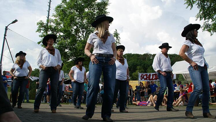 Neben Fußball gab es auch Line-Dance beim Jubiläum des FCB-Fanclubs Schleichach: Die "Blue River Dancers" erhielten viel Beifall.
