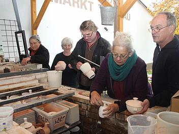 Die Töpfer Gertrud Schneider, Andrea Labuhn, Gerhard Trommler, Marianne Le Dieu und Wolfgang Knapp (von links) platzieren die Keramiken in der Brennkammer. Foto: Alexander Hartmann