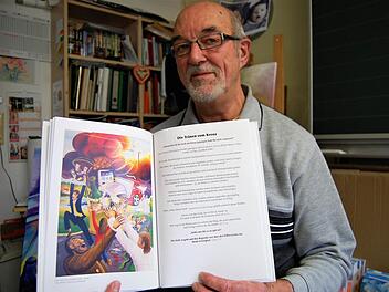 Der Bad Kissinger Kunstmaler Richard Wolf (69) und sein Buch mit einigen seiner Bibel-Gemälde, das er jetzt veröffentlicht hat. Foto: Sigismund von Dobschütz