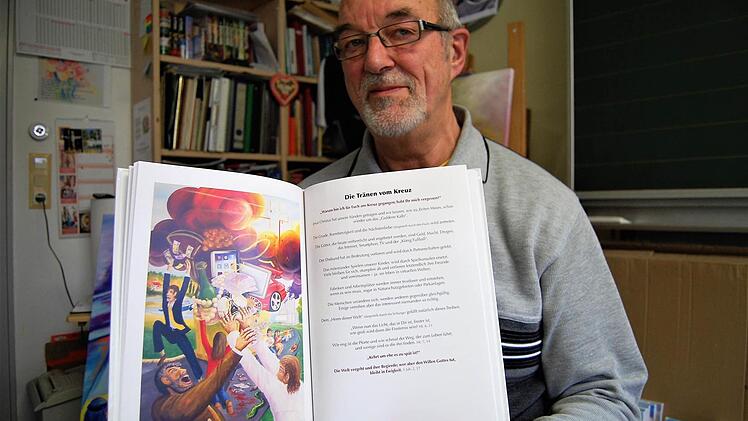 Der Bad Kissinger Kunstmaler Richard Wolf (69) und sein Buch mit einigen seiner Bibel-Gemälde, das er jetzt veröffentlicht hat. Foto: Sigismund von Dobschütz