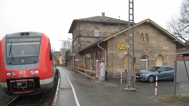Die Marktgemeinder&auml;te von Marktschorgast wollen darauf dr&auml;ngen, dass die Bahn&uuml;berg&auml;nge barrierefrei ausgebaut werden. Foto: Bruno Prei&szlig;inger/Archiv
