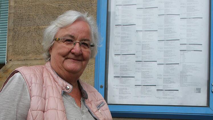 Anette Niermann (60) aus Minden bucht ihre Fahrkarten über das Internet.  Foto: Sonny Adam