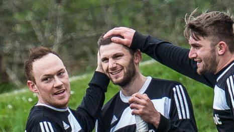 Zuletzt schoss Andreas Pistor zwar sein 16. Saisontor, doch die erste Kasendorfer Niederlage konnte das nicht verhindern. Gegen Oberkotzau will der Torjäger mit seinen Teamkollegen Dominik Schorn (links) und Matthias Pistor wieder über drei Punkte jubeln.  Foto: Alexander Muck
