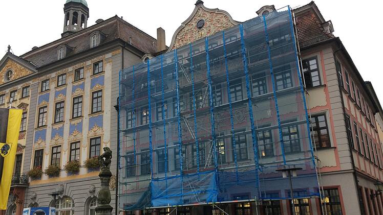 Derzeit verhüllt: die Sparkasse am Coburger Marktplatz.Oliver Schmidt