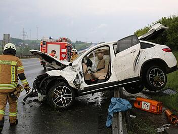 Die Helfer mussten den Mann aus dem Auto befreien. Foto: NEWS5 / Fricke