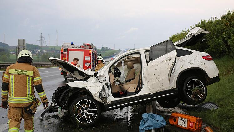 Die Helfer mussten den Mann aus dem Auto befreien. Foto: NEWS5 / Fricke