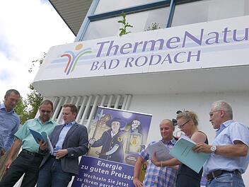Jede Menge interessante Fakten im  jetzt neu vorliegenden Teil-Energienutzungsplan für das  Bad Rodacher Kurgebiet   entdecken (von links) Clemens Koropecki, Horst Sorg,  Tobias Ehrlicher,  Markus Weber, Stine Michel und  Michael Fischer.Berthold Köhler