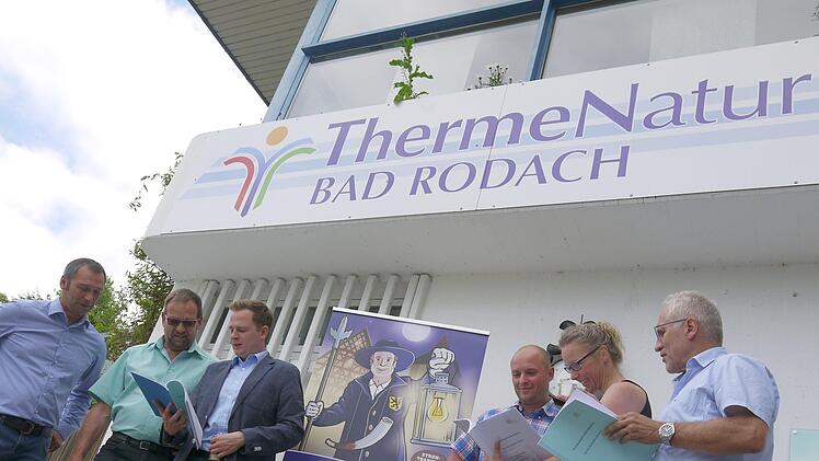 Jede Menge interessante Fakten im  jetzt neu vorliegenden Teil-Energienutzungsplan für das  Bad Rodacher Kurgebiet   entdecken (von links) Clemens Koropecki, Horst Sorg,  Tobias Ehrlicher,  Markus Weber, Stine Michel und  Michael Fischer.Berthold Köhler