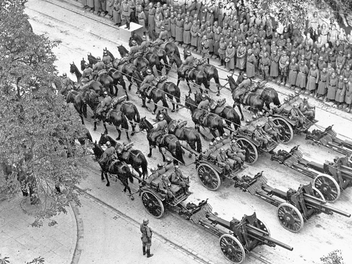 Blick auf die Truppenparade der Wehrmacht am 5. Oktober 1939 in Warschau.  Archiv: dpa Bildfunk