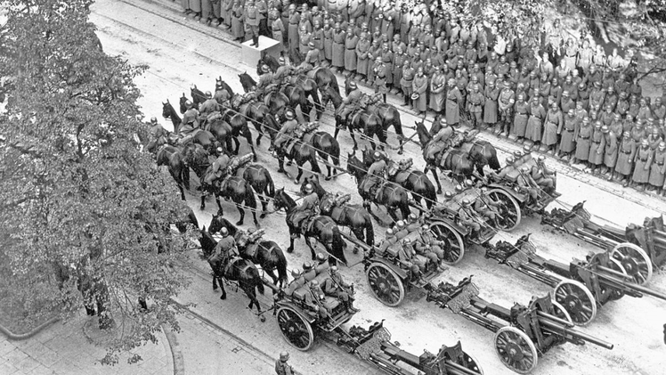 Blick auf die Truppenparade der Wehrmacht am 5. Oktober 1939 in Warschau.  Archiv: dpa Bildfunk