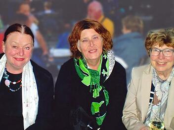 Elke Schülner (rechts) hat ihre Halbschwestern Octavia (links) und Regina (Mitte) 1990 in Berlin besucht. privat