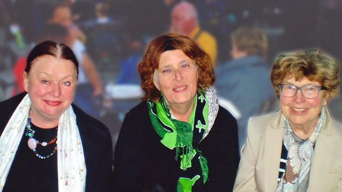 Elke Schülner (rechts) hat ihre Halbschwestern Octavia (links) und Regina (Mitte) 1990 in Berlin besucht. privat
