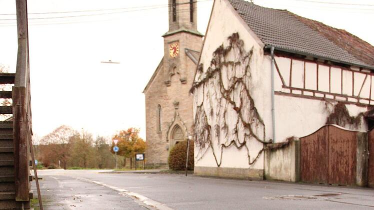 Einige Gehwege in Burghausen wie hier in der Dorfstraße sind in schlechtem Zustand. Heike Beudert