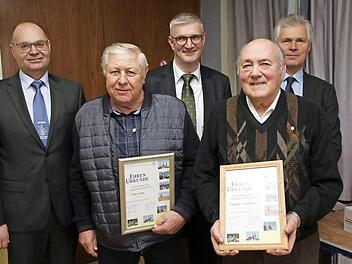Otto Zenk (2. v. l.) und Arnold Drummer wurden für 40-jährige Treue zum Katholischen Männerverein geehrt. Mit auf dem Bild Vorsitzender Stefan Welker (l.), Zweiter Bürgermeister Bernd Ruppert (M.) und Kassier Willi Kupfer (r.) Foto: Mathias Erlwein