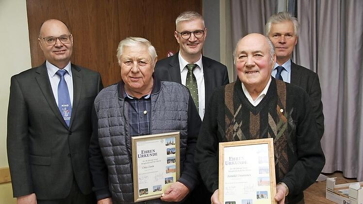 Otto Zenk (2. v. l.) und Arnold Drummer wurden für 40-jährige Treue zum Katholischen Männerverein geehrt. Mit auf dem Bild Vorsitzender Stefan Welker (l.), Zweiter Bürgermeister Bernd Ruppert (M.) und Kassier Willi Kupfer (r.) Foto: Mathias Erlwein