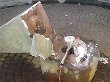 Sinnlos zerstörten Vandalen den Sauerbrunnen in Kothen. Die Polizei fand zerbrochene Flaschen vor Ort. Offensichtlich war viel Alkohol geflossen. Foto: Cosimo Portarulo