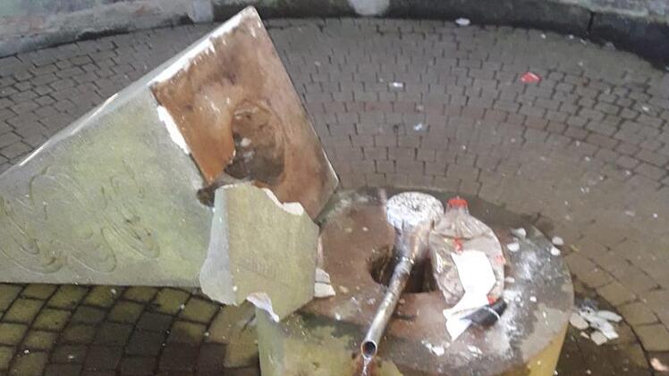 Sinnlos zerstörten Vandalen den Sauerbrunnen in Kothen. Die Polizei fand zerbrochene Flaschen vor Ort. Offensichtlich war viel Alkohol geflossen. Foto: Cosimo Portarulo
