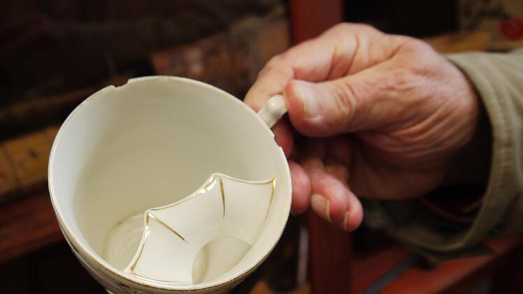 In der Sammlung findet sich auch Kurioses - wie diese Tasse, speziell gefertigt für Schnurrbartträger.