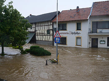 Die Straßen, wie hier in Esch (Kreis Ahrweiler, Rheinland-Pfalz), haben sich in der Nacht vom 14. auf den 15. Juli, aufgrund extremer Regenmassen, in reißende Ströme verwandelt.